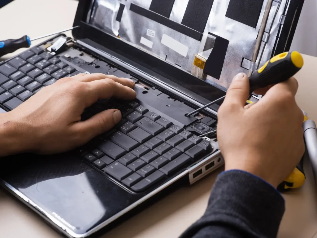 ve sinh laptop hcm
